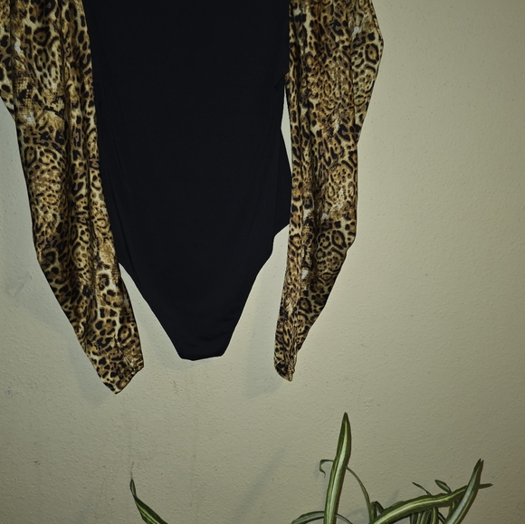 ✏️Leopard Print Puff Sleeve Black bodysuit - Picture 2 of 4